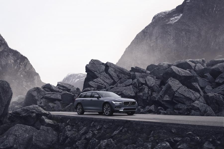  Volvo V90 B6 Cross Country 2020 года  (WW) (фото 1 из 9)